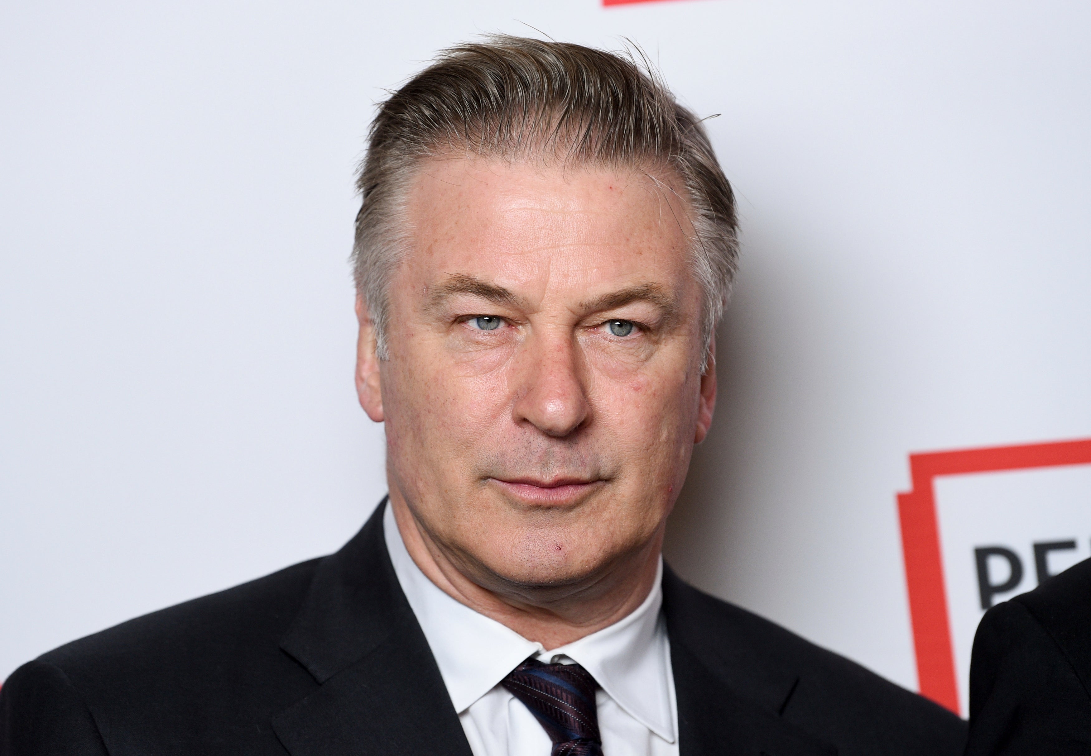 Autoridades de Santa Fe dicen que no pueden acceder al celular de Alec Baldwin pese a orden de cateo