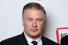 Autoridades de Santa Fe dicen que no pueden acceder al celular de Alec Baldwin pese a orden de cateo