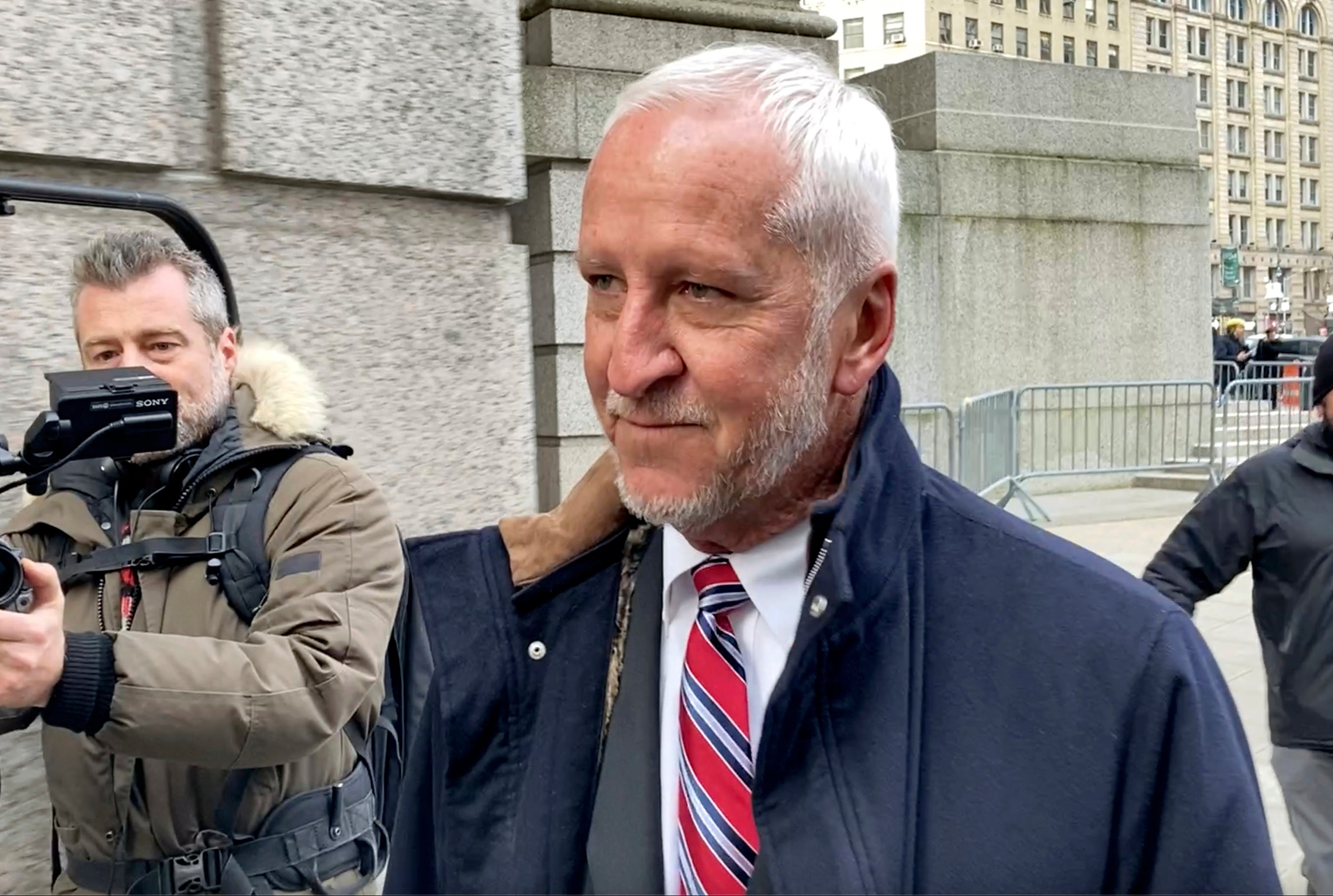 El piloto de Epstein, Larry Visoski, a su llegada para declarar al tribunal federal de Manhattan