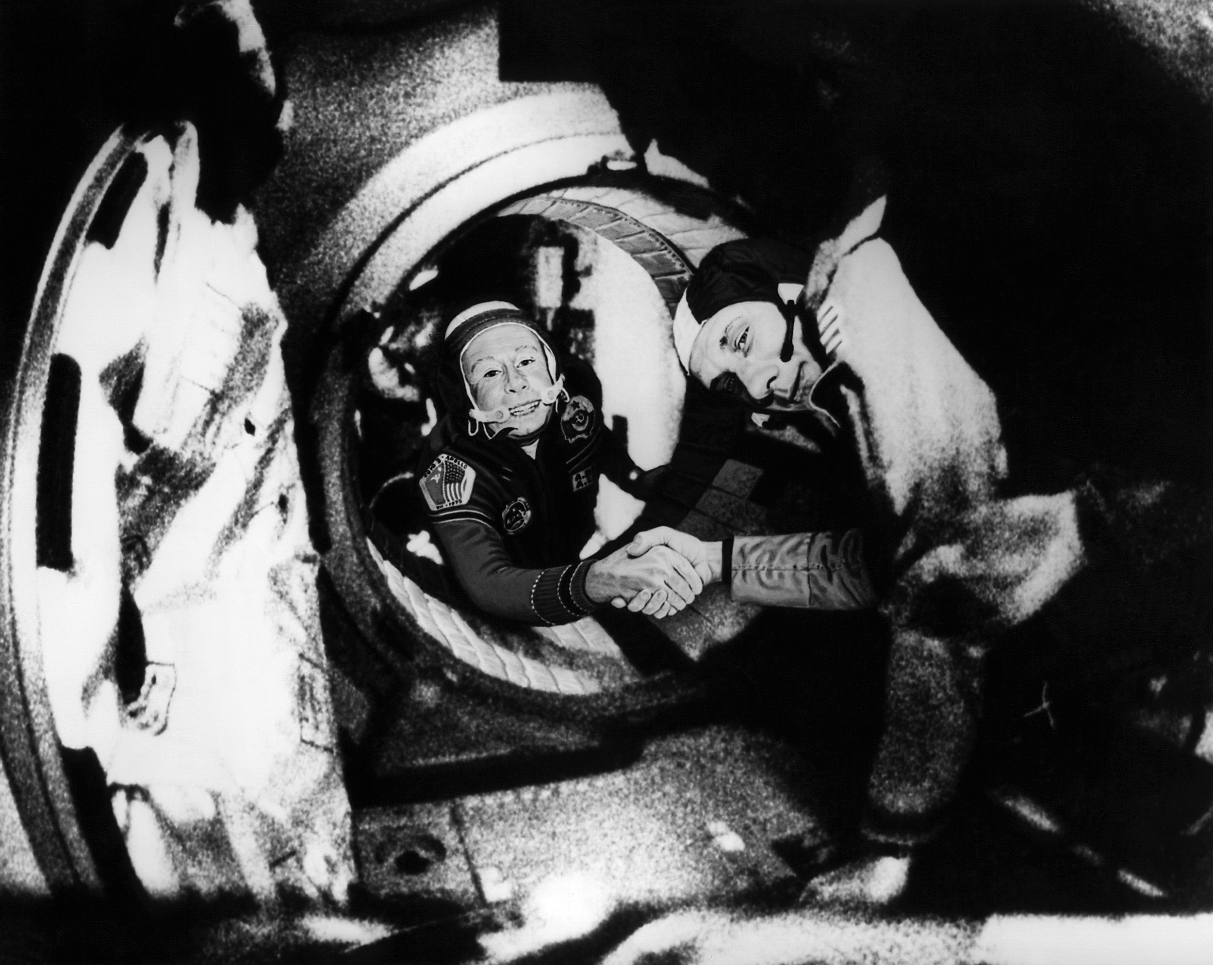 En 1975, la nave espacial estadounidense Apolo y el Soyuz ruso se encontraron en el espacio