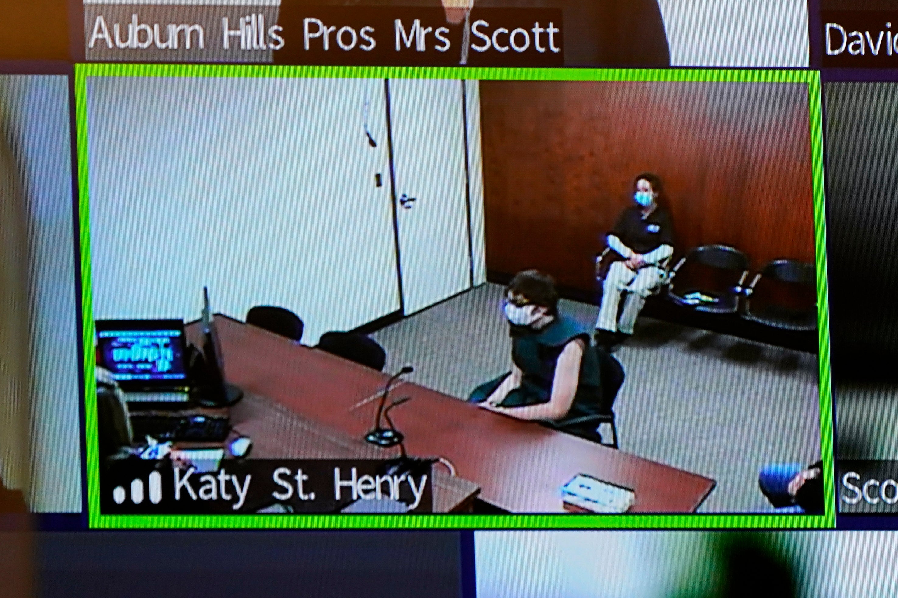 Ethan Crumbley (centro) aparece en una acusación en vídeo en el 52° Tribunal del Distrito en Rochester Hills, Michigan, el miércoles