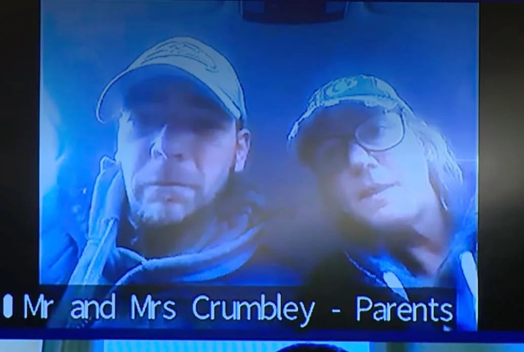 Jennifer y James Crumbley durante el procesamiento de su hijo el miércoles