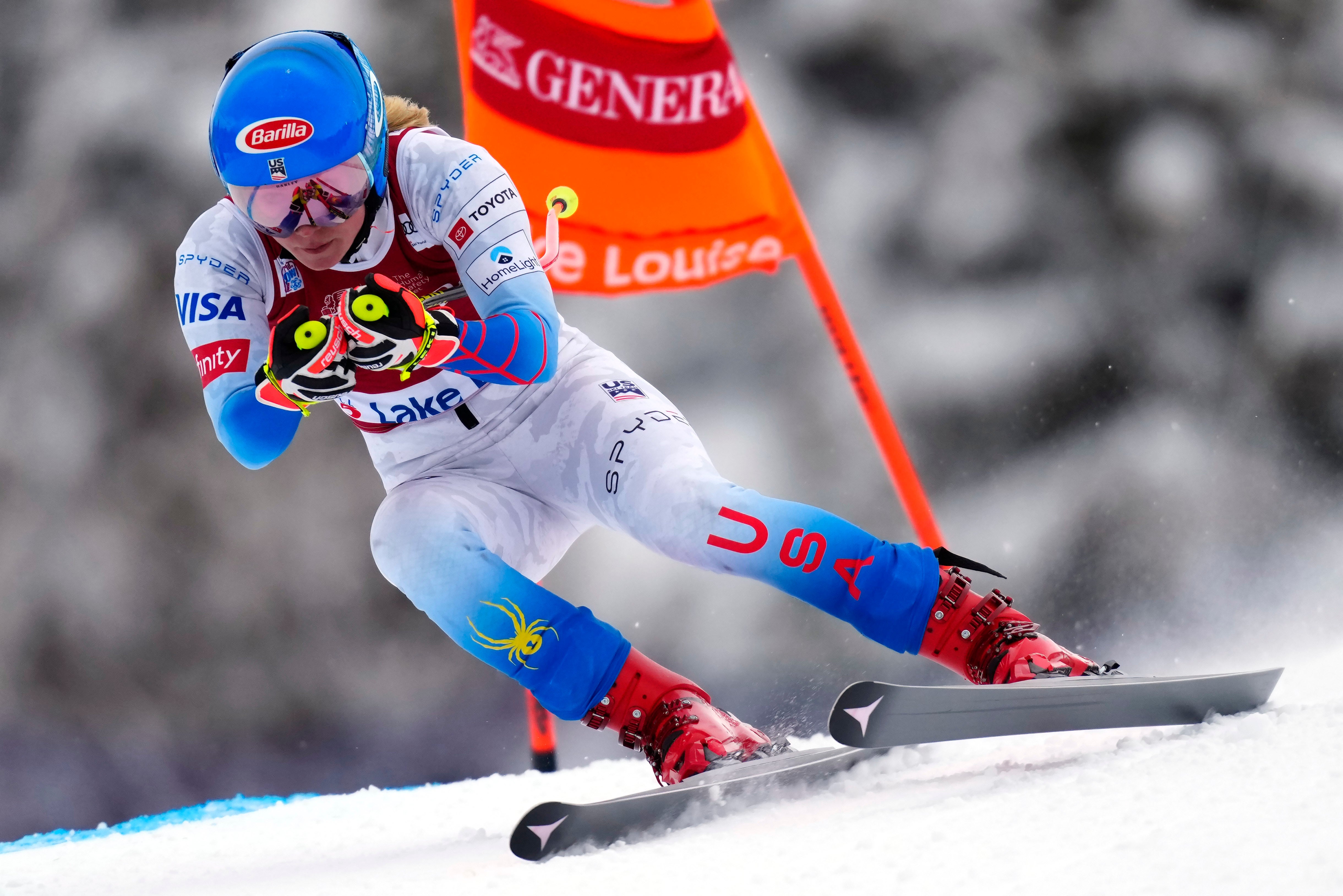 Mikaela Shiffrin corre por la pista durante una carrera de entrenamiento para la carrera de esquí alpino de la Copa Mundial, el martes 30 de noviembre de 2021, en Lake Louise, Alberta