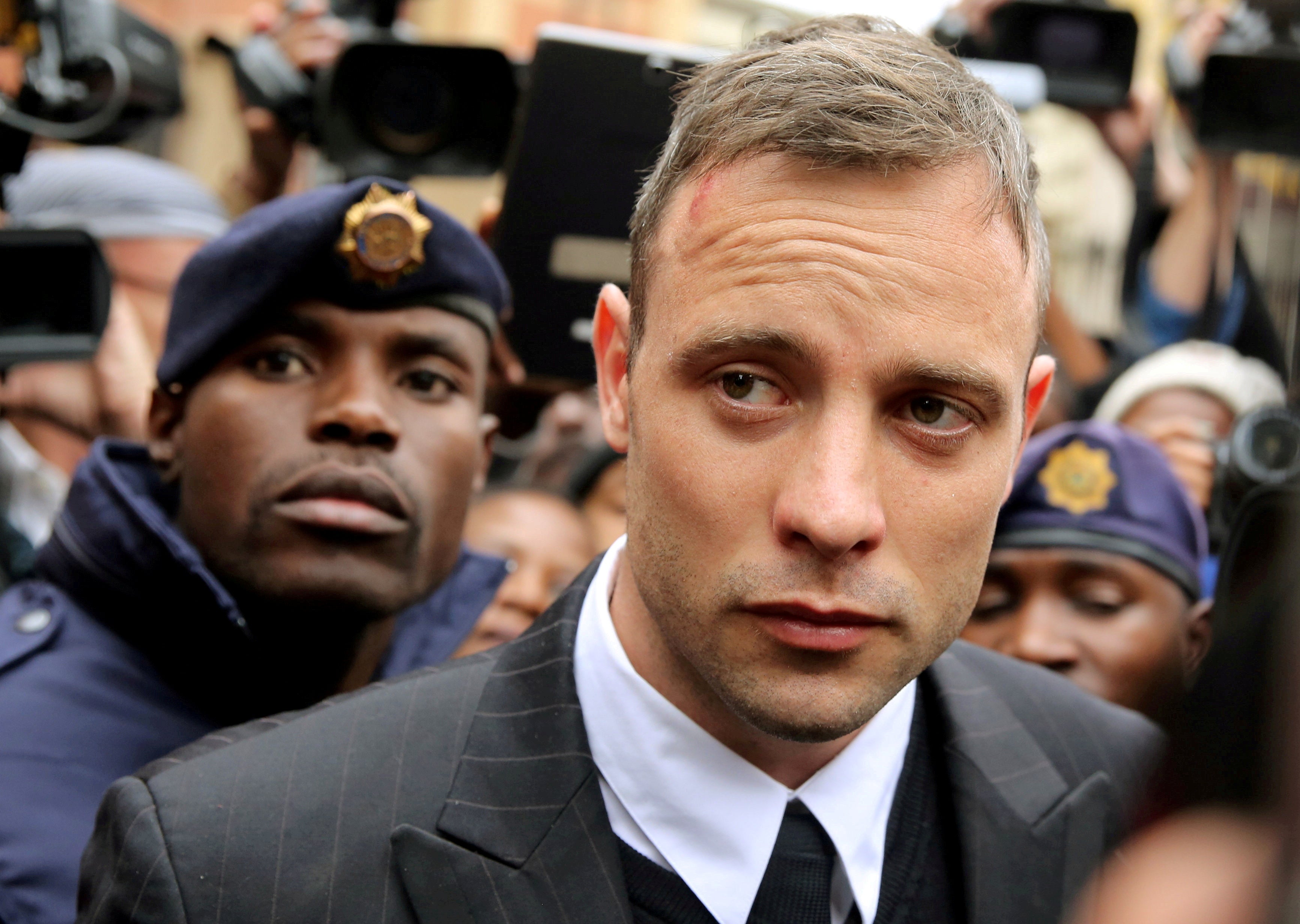 Foto de archivo: Oscar Pistorius sale del juzgado tras comparecer por el asesinato de su novia Reeva Steenkamp en 2013