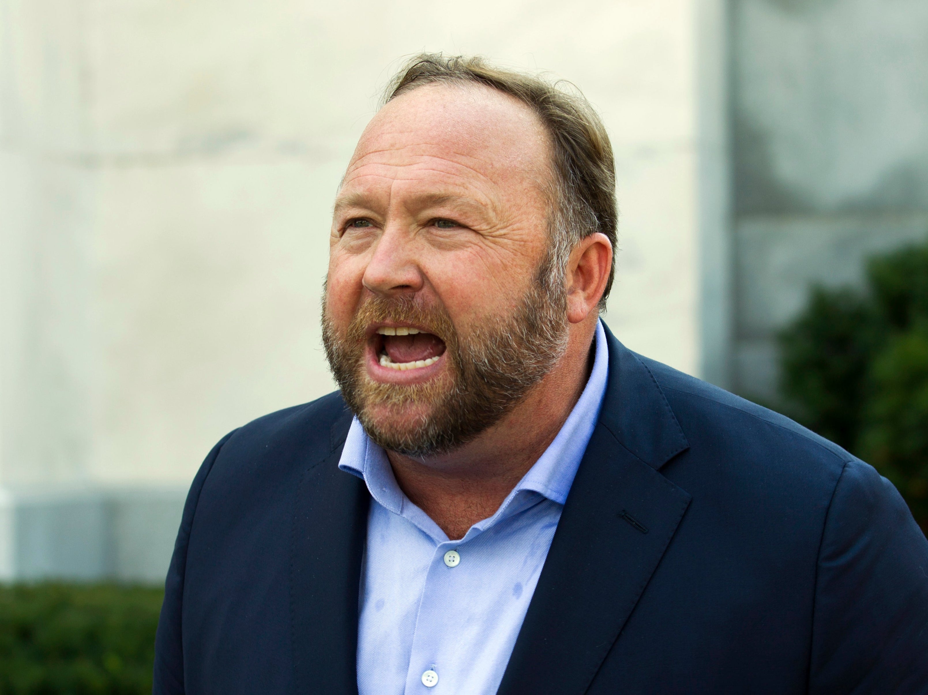 Alex Jones dice en mensaje navideño que Trump es ignorante o “uno de los hombres más malvados”