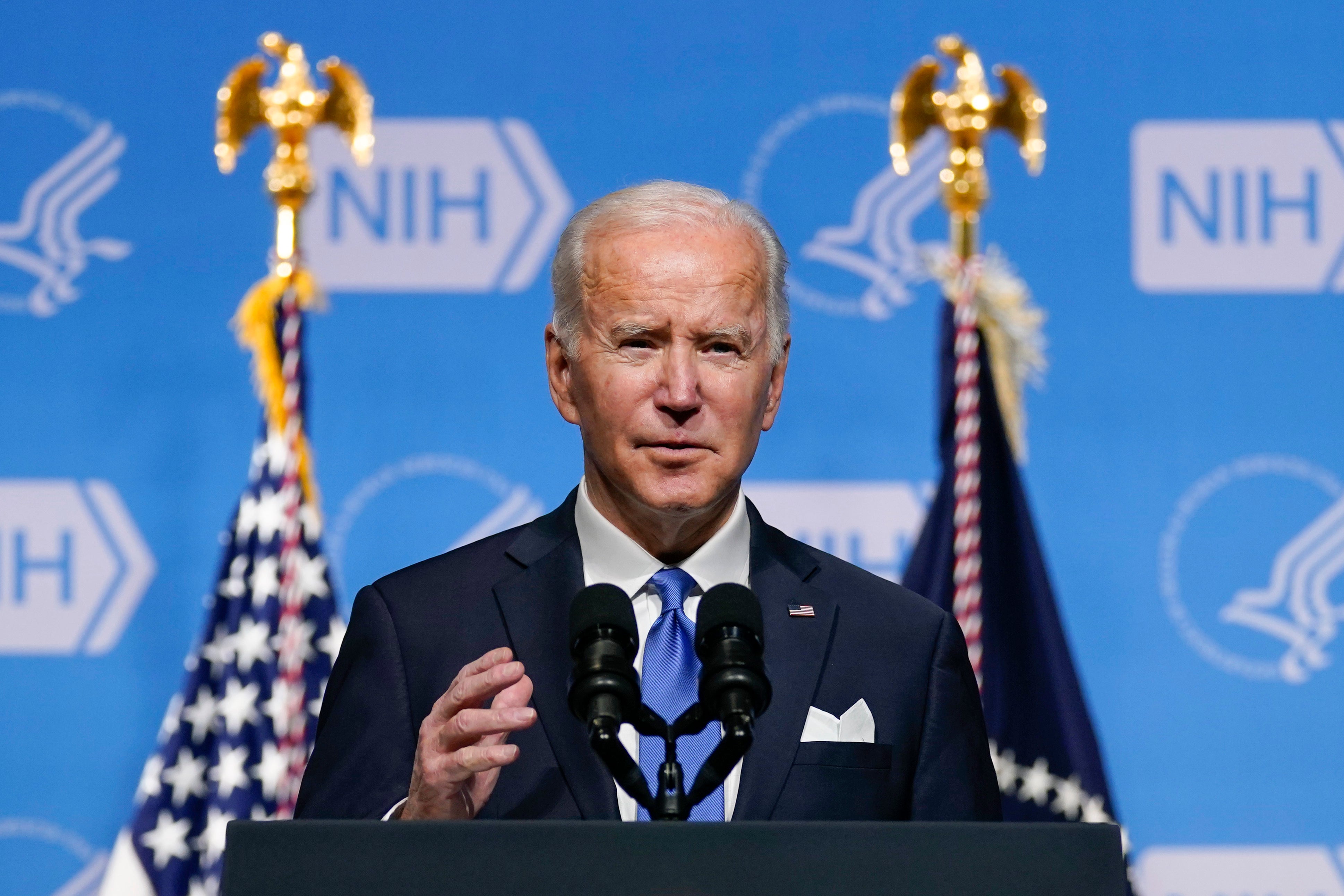 Biden anuncia la ampliación de las vacunas y las pruebas ante la ola invernal de covid-19