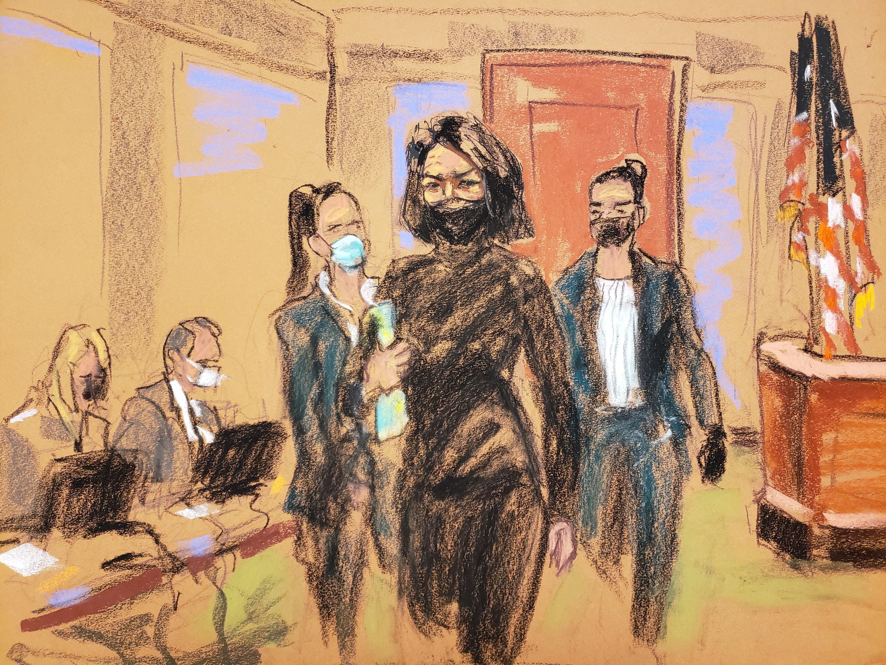 Ghislaine Maxwell entra en el tribunal flanqueada por dos alguaciles estadounidenses para el cuarto día de su juicio por cargos de tráfico sexual, en la ciudad de Nueva York, el jueves
