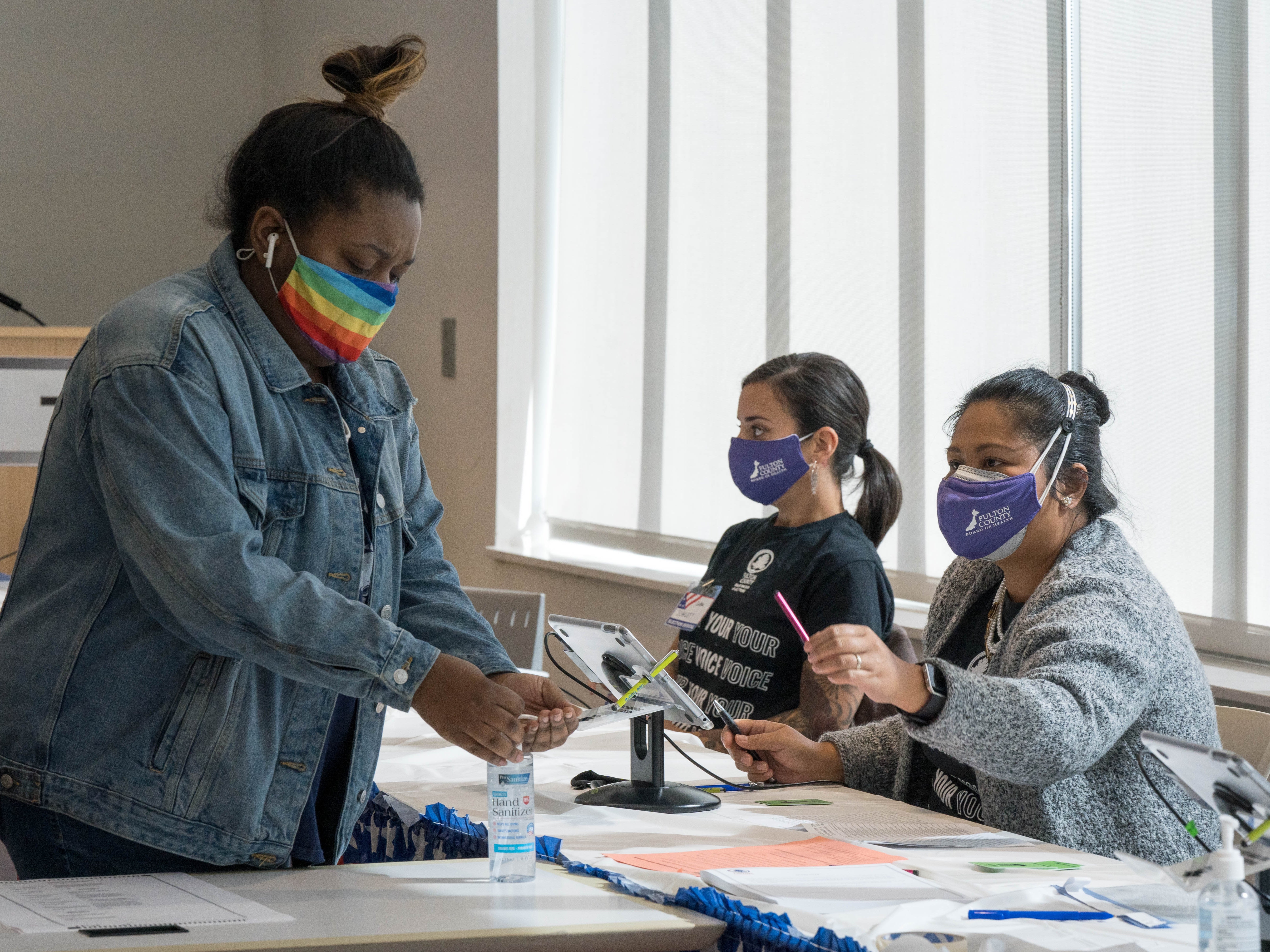 Trabajadoras electorales de Georgia perseguidas por trumpistas demandan a sitio web conspiratorio