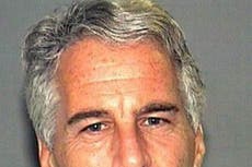 Epstein quitaba fotos de Ghislaine Maxwell cuando recibía a invitadas en mansión, según declaraciones