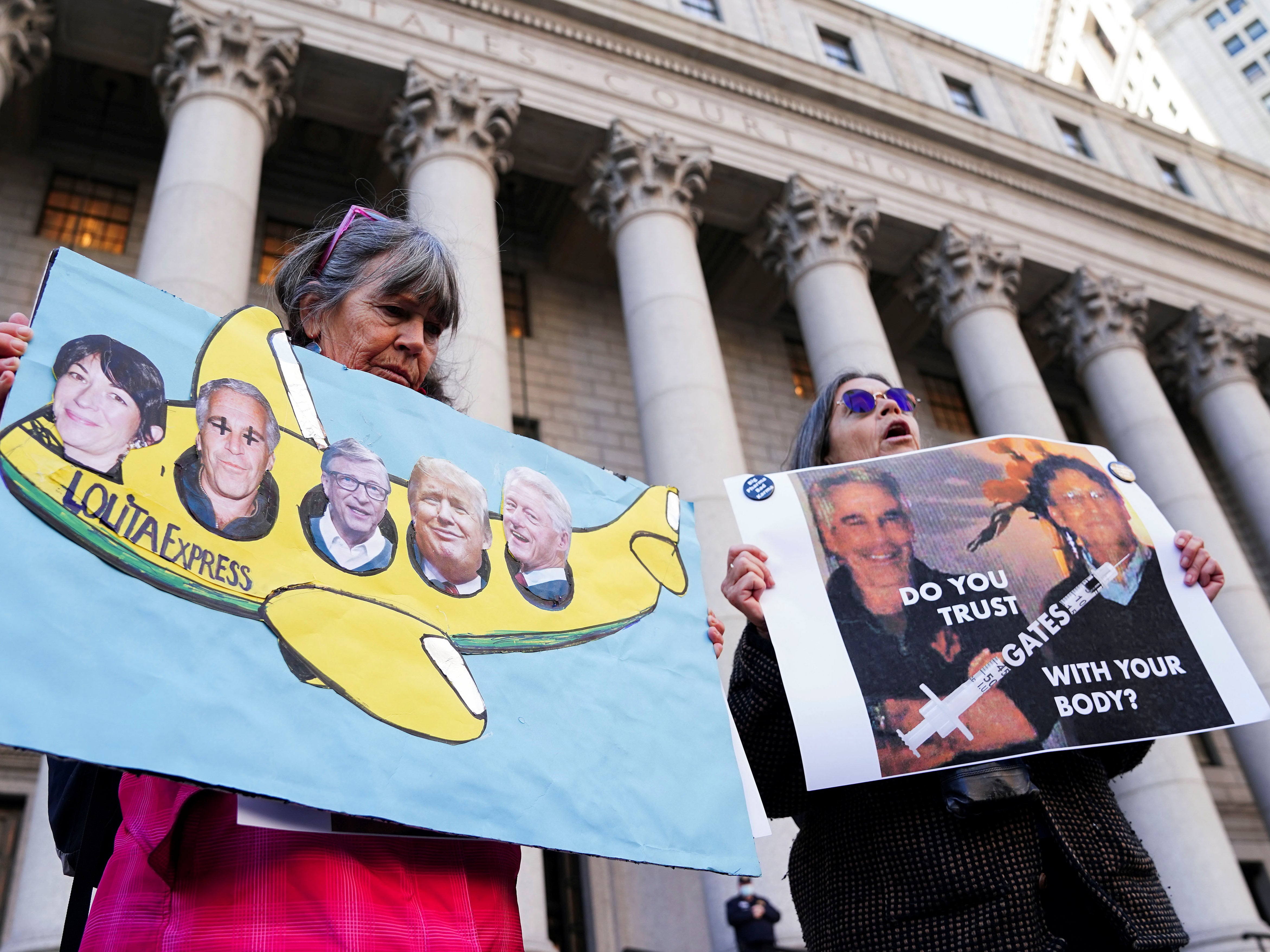 Manifestantes fuera del tribunal durante el primer día del juicio de Ghislaine Maxwell en Nueva York, 29 de noviembre de 2021