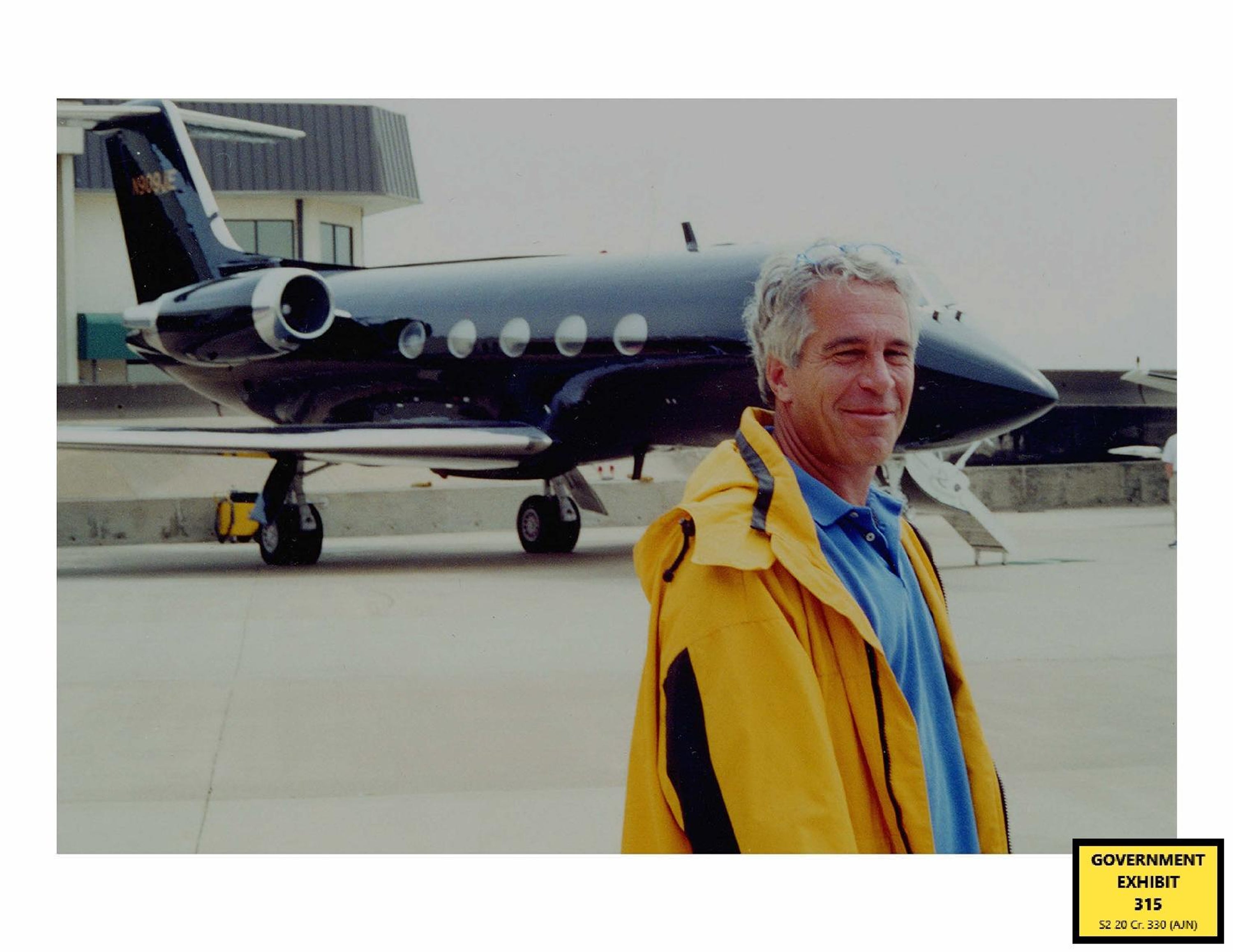 Epstein frente a su segundo avión privado, un Gulfstream