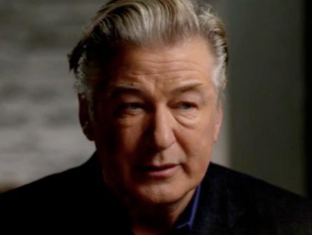 Alec Baldwin: 5 cosas que averiguamos de su entrevista con George Stephanopoulos sobre disparo en ‘Rust’