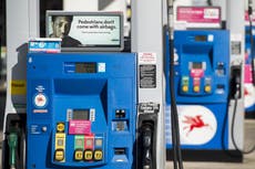 Burlas generalizadas por tuit demócrata que agradece a Biden caída de dos centavos en precio de gasolina