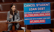 “Esto se vuelve ridículo”: AOC y legisladores progresistas instan a Biden a actuar por “aplastante” deuda estudiantil