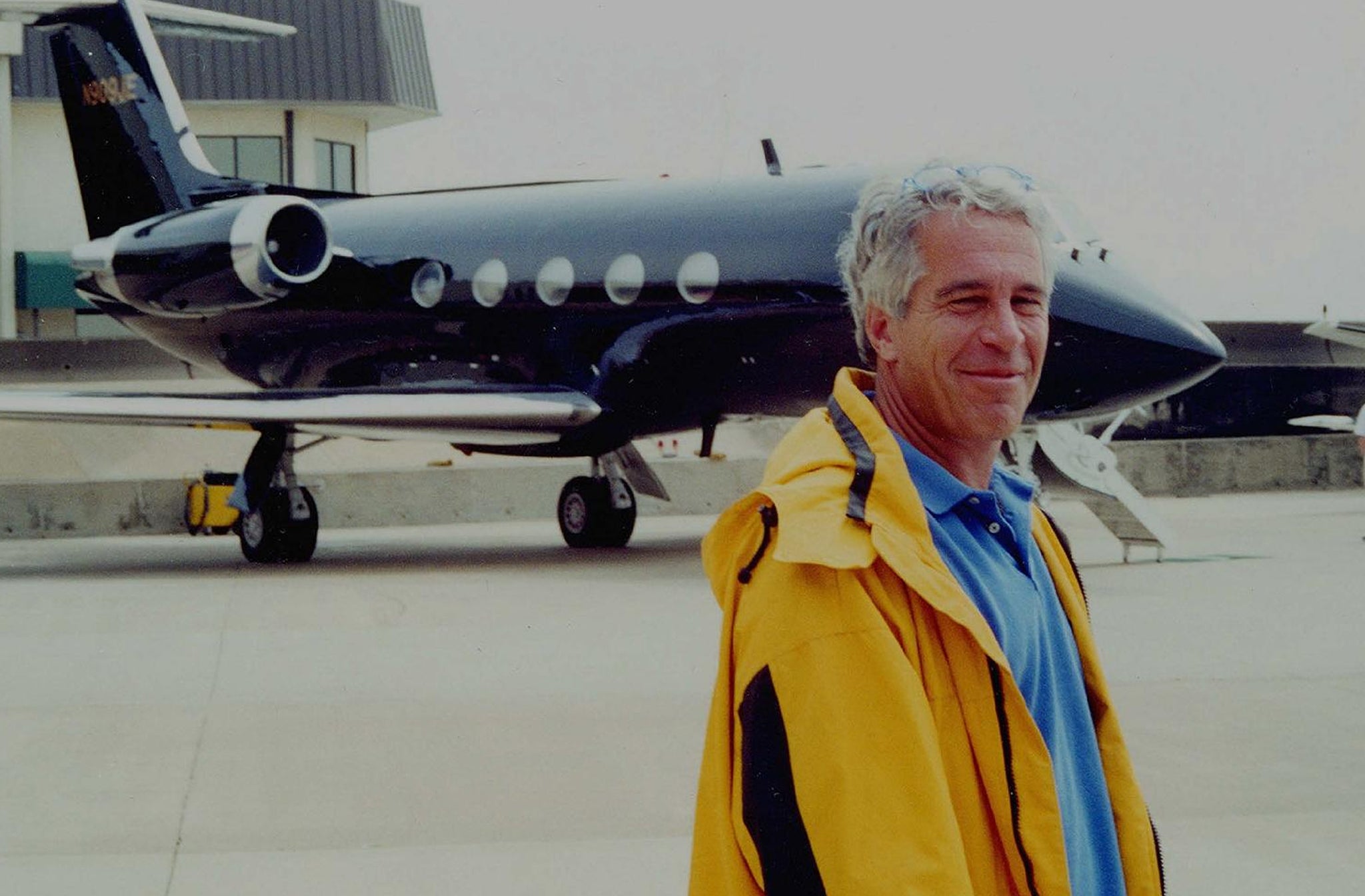 Epstein frente a uno de sus aviones personales
