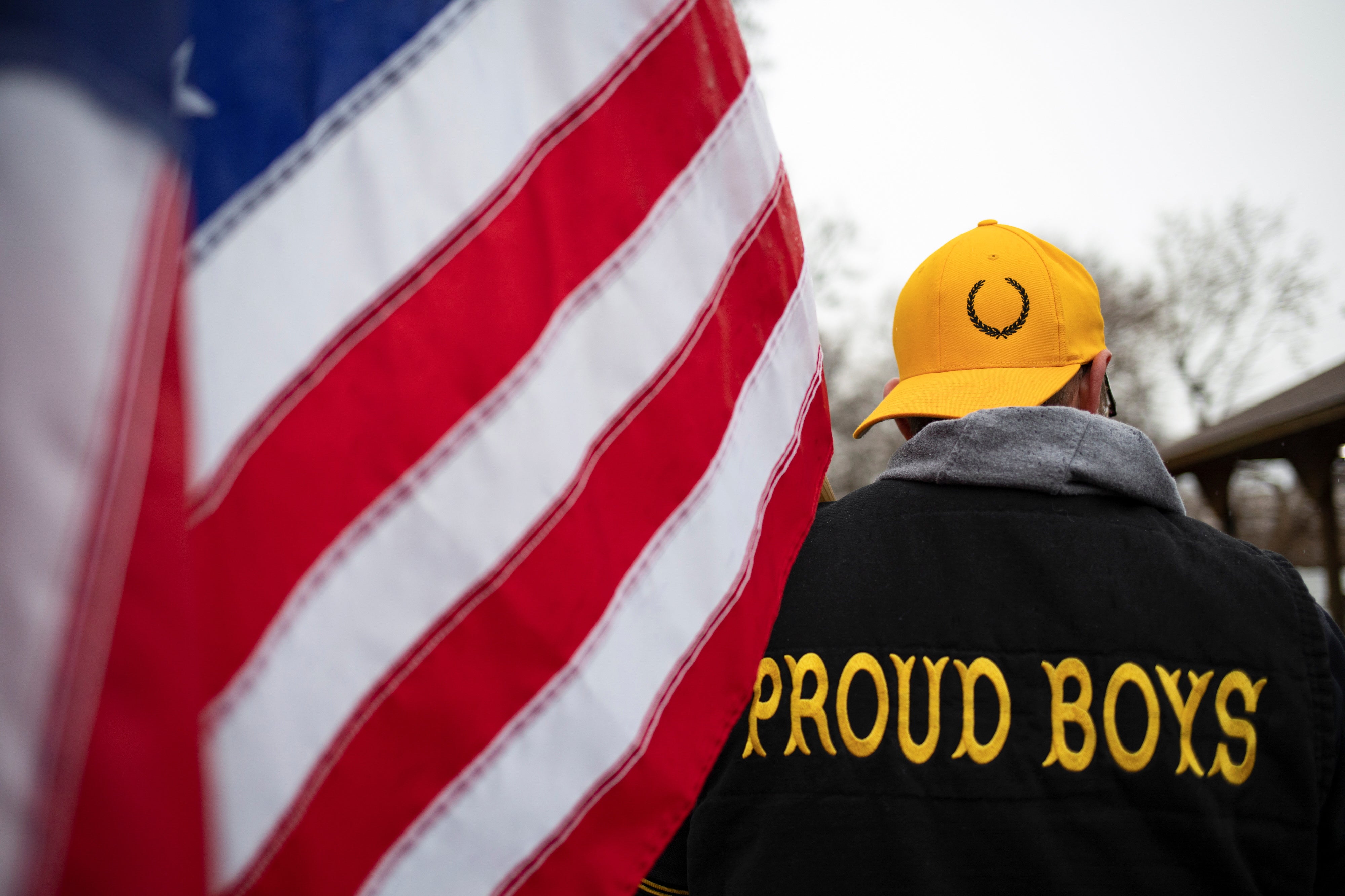 Un miembro de los Proud Boys en un mitin en Michigan en 2021