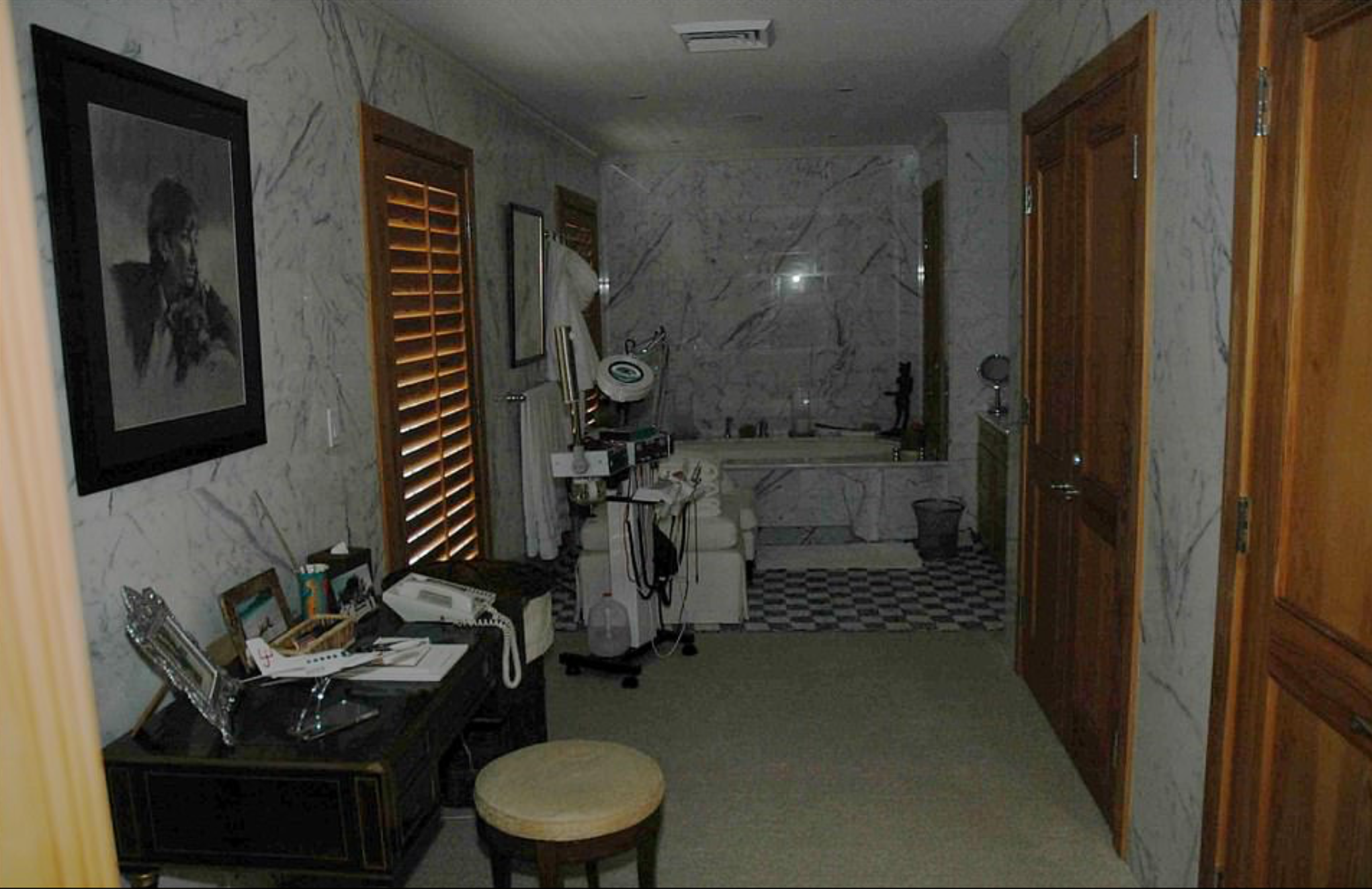 Los fiscales del juicio por tráfico sexual de menores de Ghislaine Maxwell presentaron decenas de imágenes la mansión de Palm Beach de Epstein tomadas por el FBI durante una redada en 2005