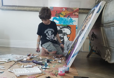 Niño de 10 años hizo a un lado sus juguetes para dedicarse a la pintura