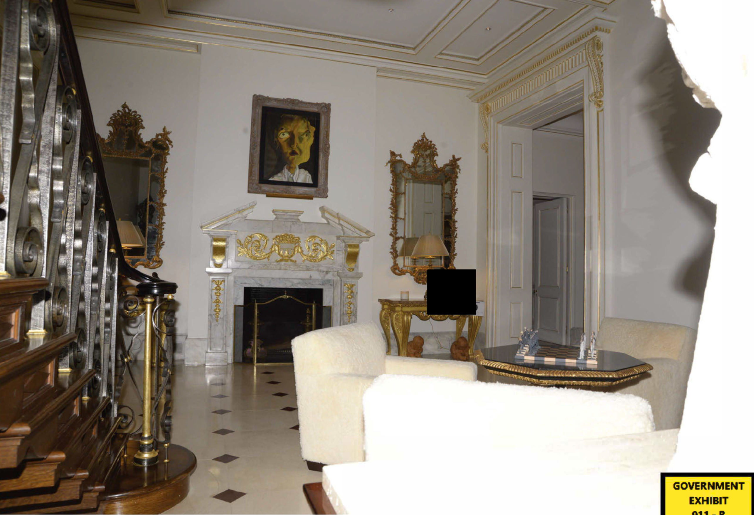 La escalera principal de la mansión de Epstein