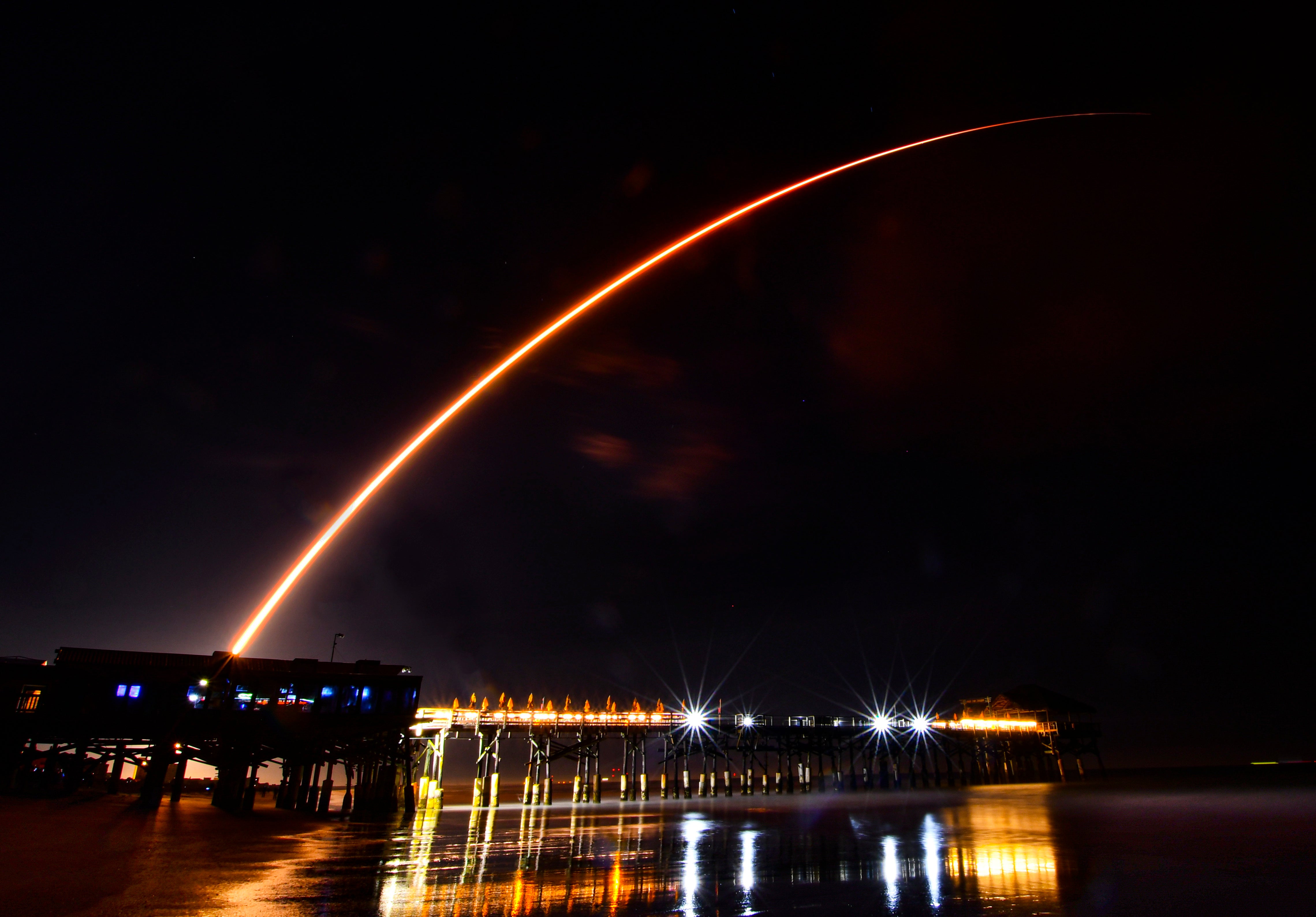 El cohete United Launch Alliance Atlas V, con la tercera misión del programa de prueba de la fuerza espacial, STP-3, se lanza desde el Complejo de Lanzamiento 41 en Cabo Cañaveral.