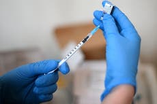 Los anticuerpos de Pfizer pueden proteger solo parcialmente contra el omicron, sugiere un estudio preliminar