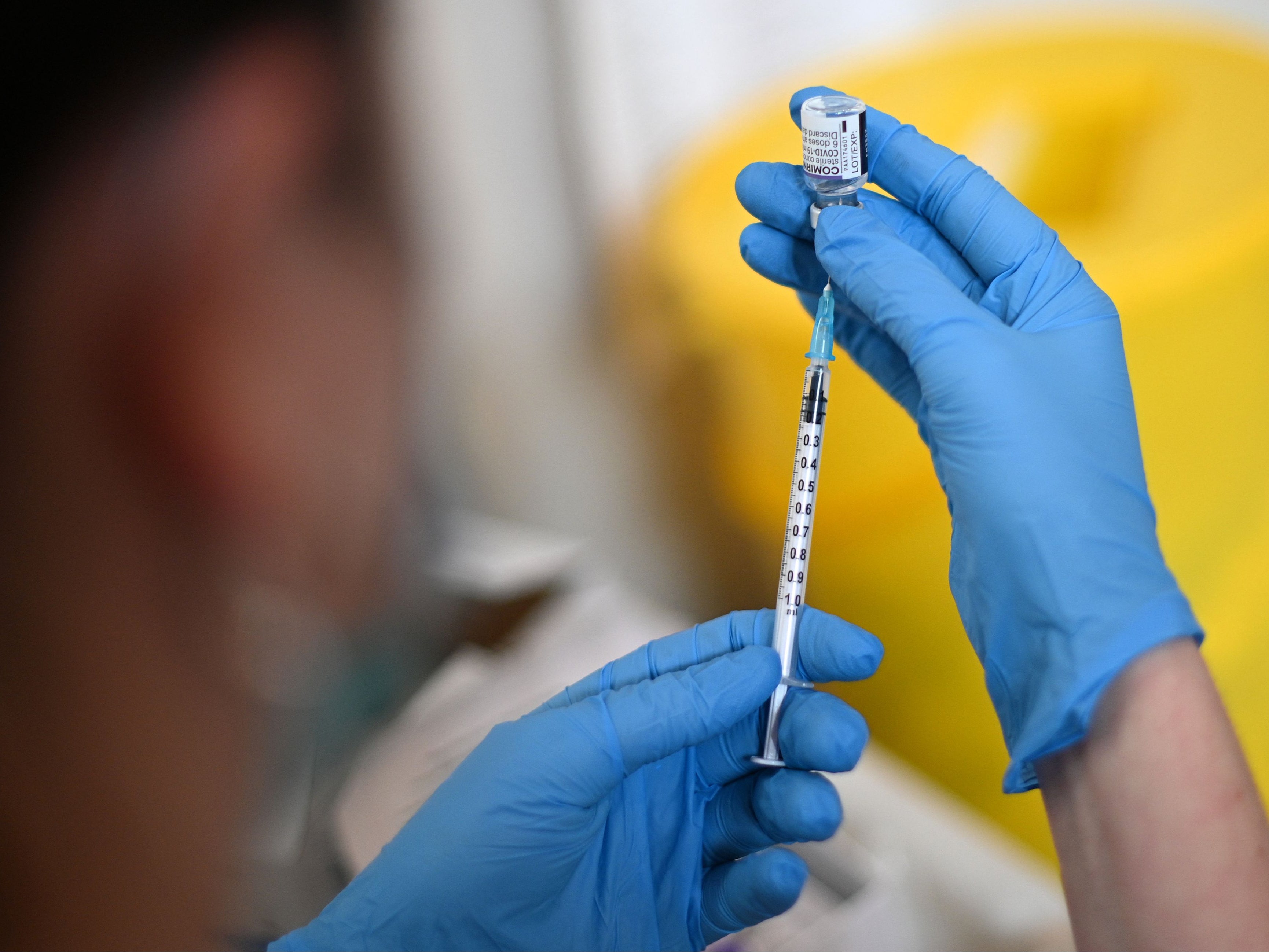 Un médico prepara una dosis de la vacuna Pfizer en un centro de vacunación en el oeste de Londres.