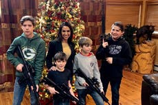 Lauren Boebert posa en una foto navideña junto a sus hijos quienes sostienen armas