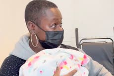 Pareja negra demandará a American Airlines tras ser obligada a abandonar el vuelo con su bebé