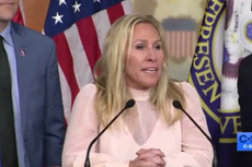 Marjorie Taylor Greene se enoja cuando periodista la acusó de apoyar más a los manifestantes que a la Policía del Capitolio