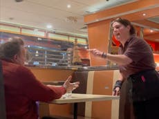 Mesera de restaurante calla a un cliente grosero en vídeo viral