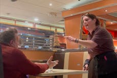 Mesera de restaurante calla a un cliente grosero en vídeo viral