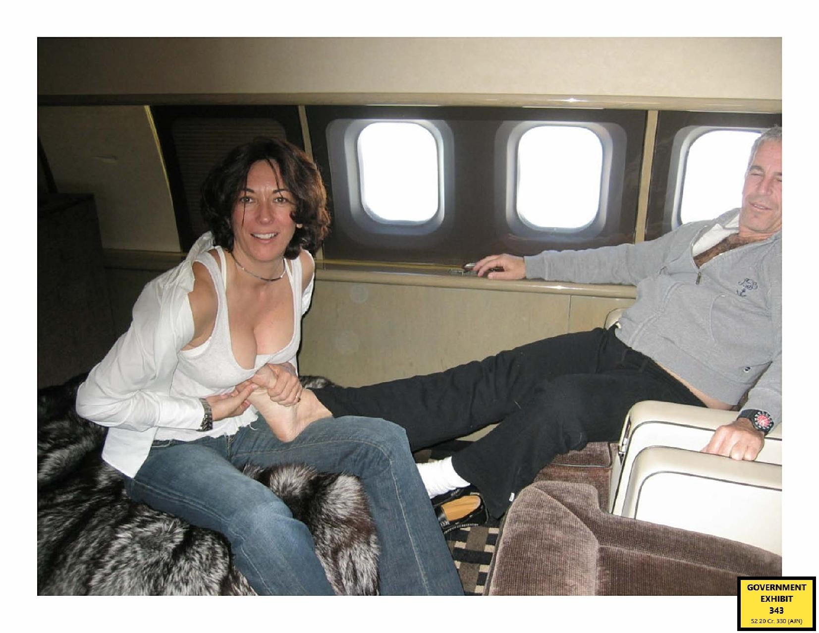 Una foto emitida por los fiscales muestra a Ghislaine Maxwell mientras le da un masaje de pies a Jeffrey Epstein a bordo de un jet privado