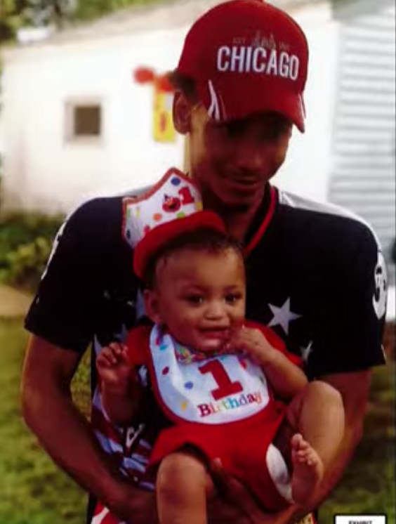 Daunte Wright, visto con su hijo en esta foto, fue muerto a tiros el 11 de abril