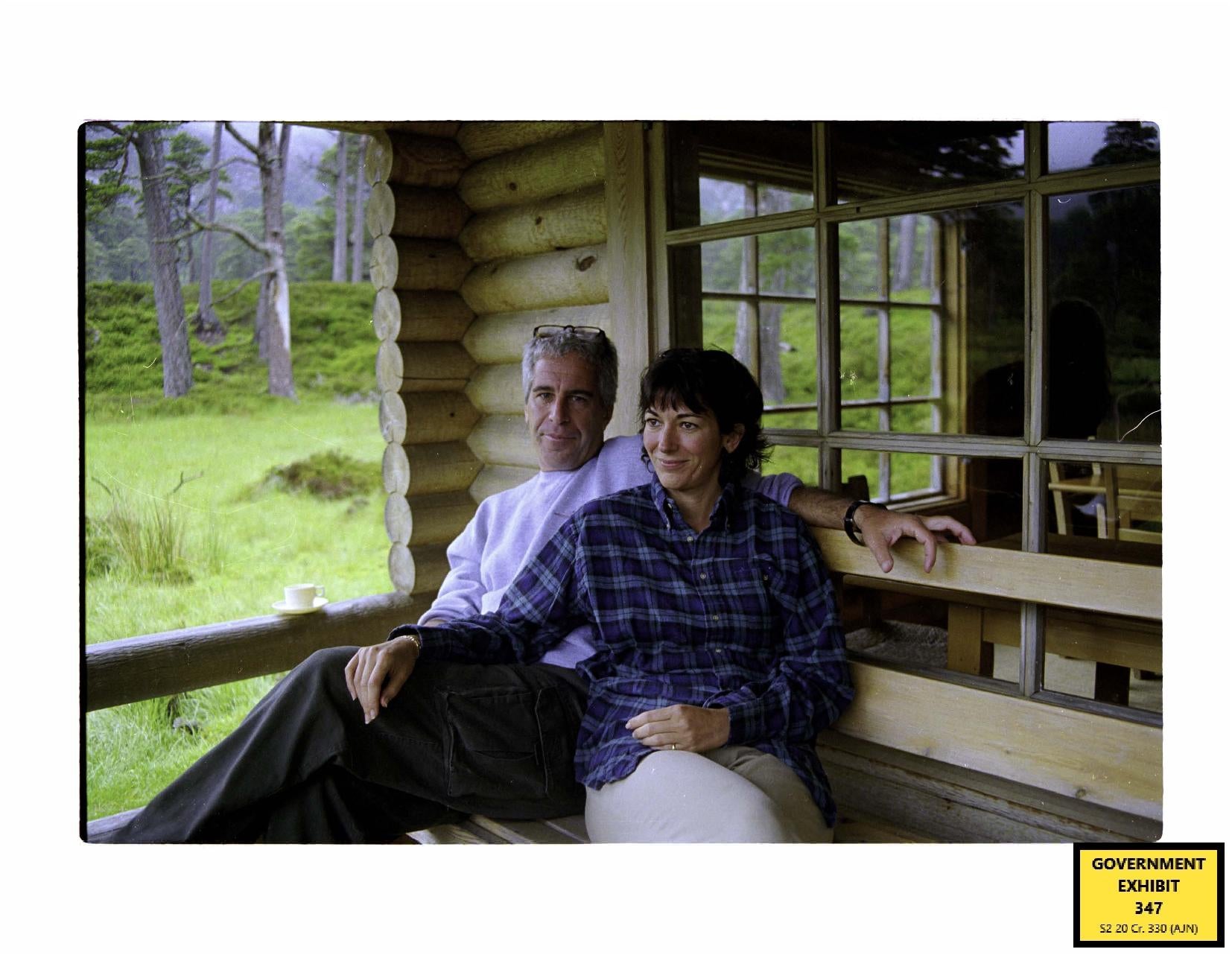 Ghislaine Maxwell con Jeffrey Epstein en una cabaña en la finca de la Reina, Balmoral