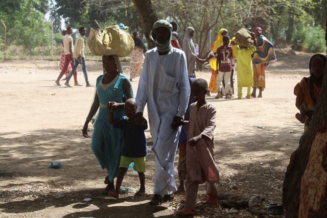 <p>Cameruneses que huyen de la violencia en un campo de refugiados temporal en Yamena, Chad, 9 de diciembre de 2021</p>