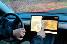 EEUU revisa opción de Tesla de usar videojuegos al conducir
