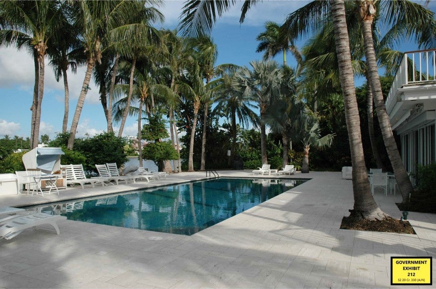 La alberca en la villa de Epstein en Palm Beach, donde alojaba a sus huéspedes