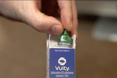 FDA aprueba gotas para los ojos que podrían reemplazar los lentes para leer