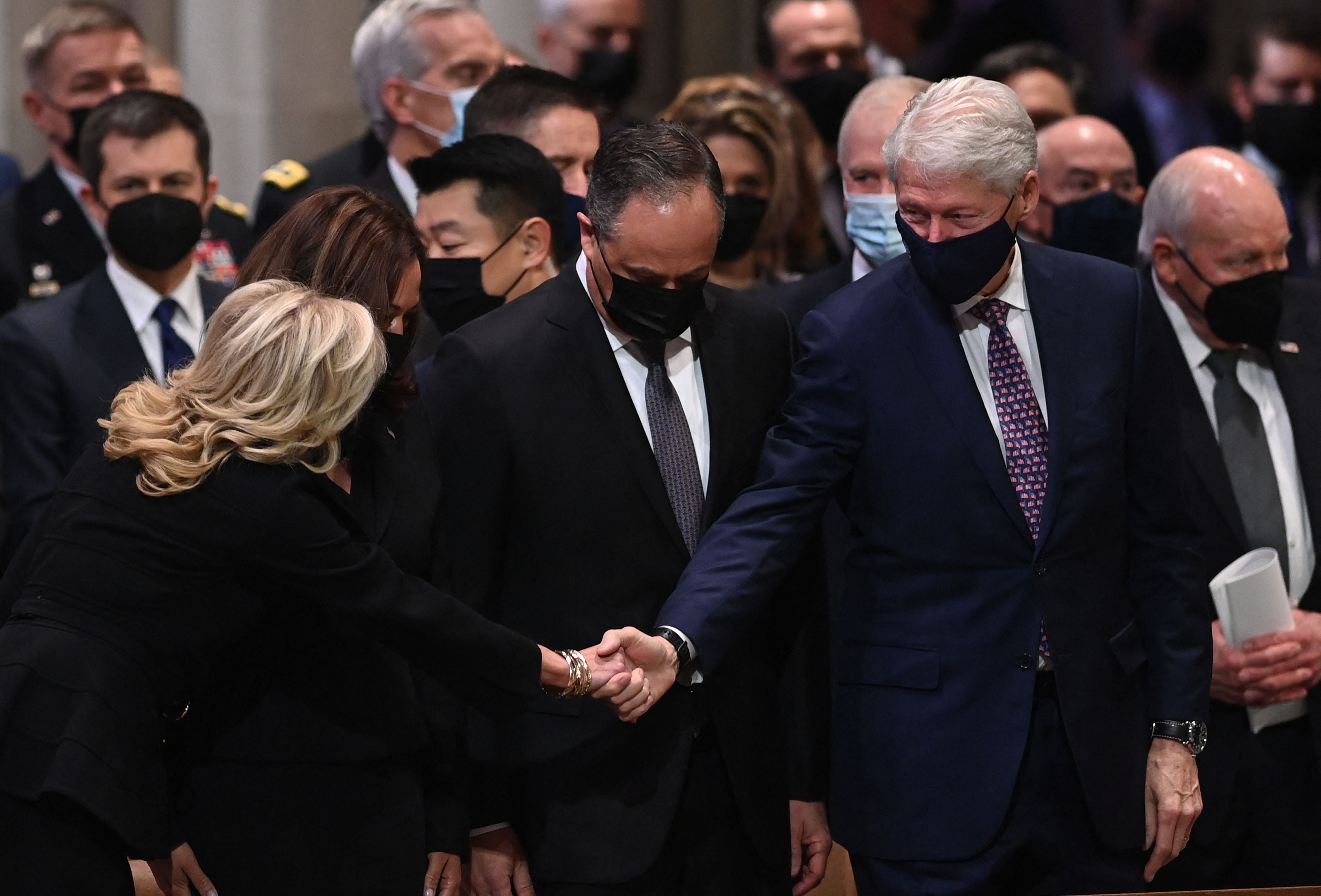 La primera dama de EE.UU. Jill Biden saluda al expresidente Bill Clinton mientras asisten al funeral del exsenador Bob Dole en la Catedral Nacional de Washington el 10 de diciembre de 2021, en Washington, D.C.