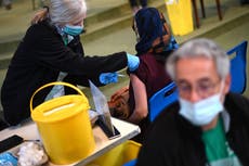 Ómicron: dos inyecciones brindan poca protección contra nueva variante, pero refuerzo tiene 75% de efectividad