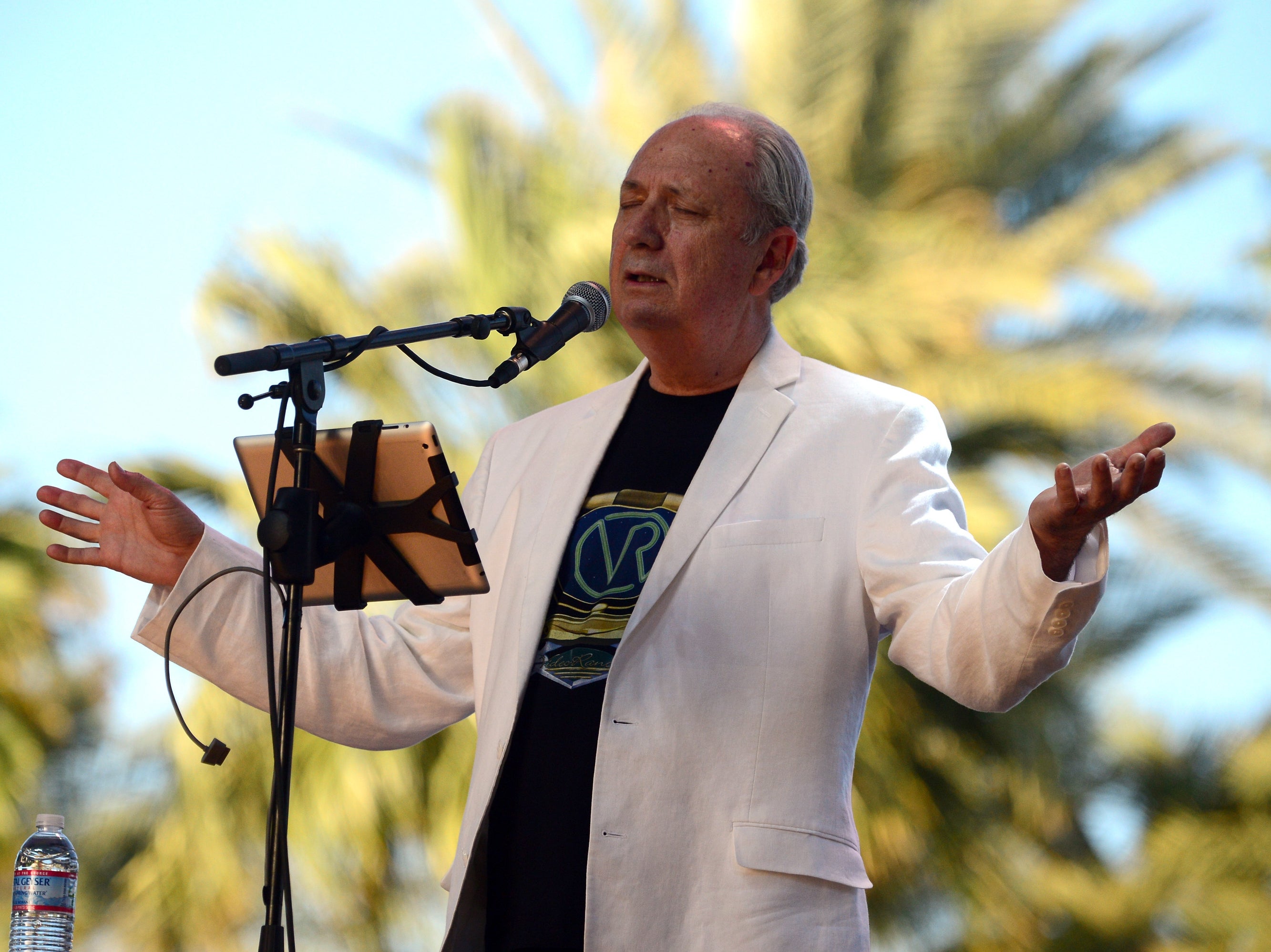 Michael Nesmith en el escenario del Stagecoach Music Festival en California en 2014