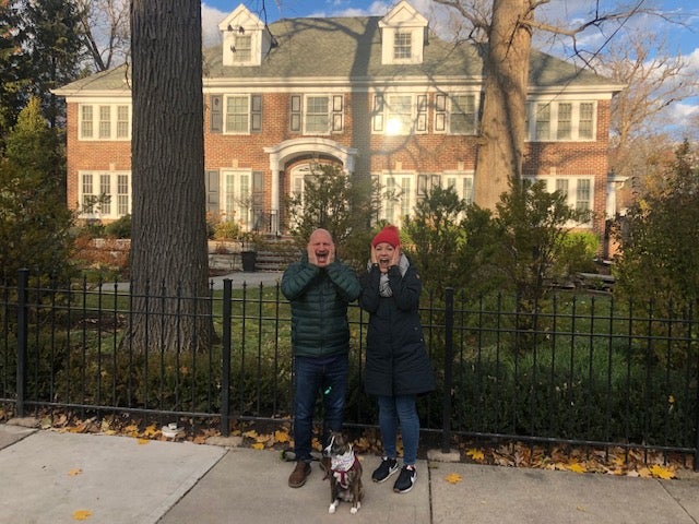 Jason y Chloe Barry, parados afuera de la casa de Home Alone en Winnetka , recrean una famosa escena de la película; han hecho de las visitas a la casa en una tradición navideña