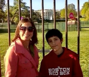 Joaquin Oliver con su madre, Patricia Oliver, afuera de la Casa Blanca unos años antes de su asesinato