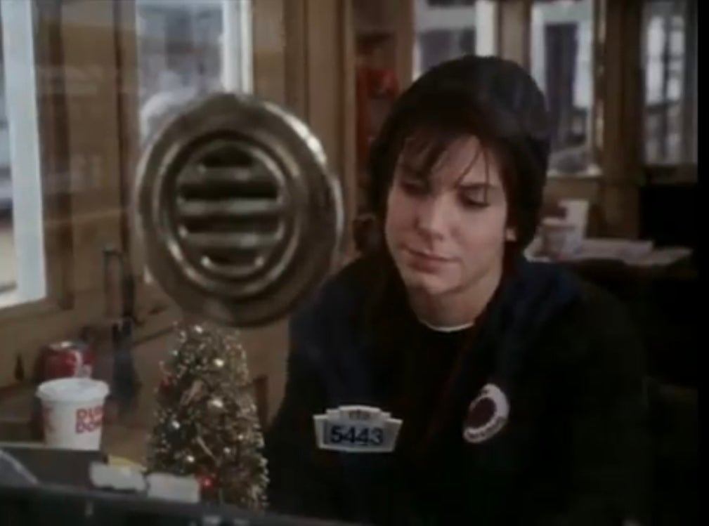 Sandra Bullock hace el papel de una trabajadora de tránsito de Chicago en la comedia romántica de 1995 While You Were Sleeping