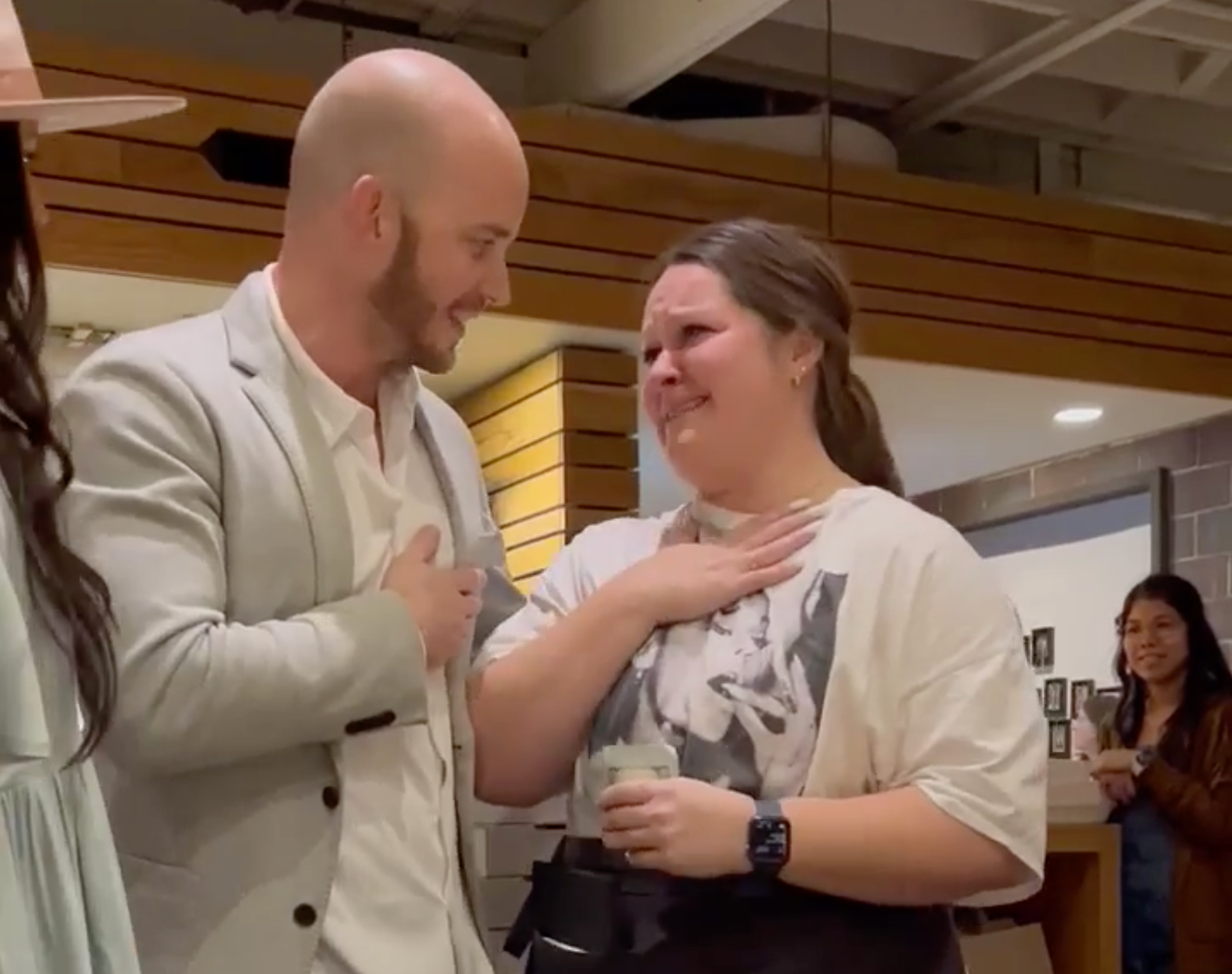 Despiden a mesera por no compartir propina de $2.200 en Arkansas