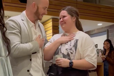 Despiden a mesera por no compartir propina de $2.200 en Arkansas