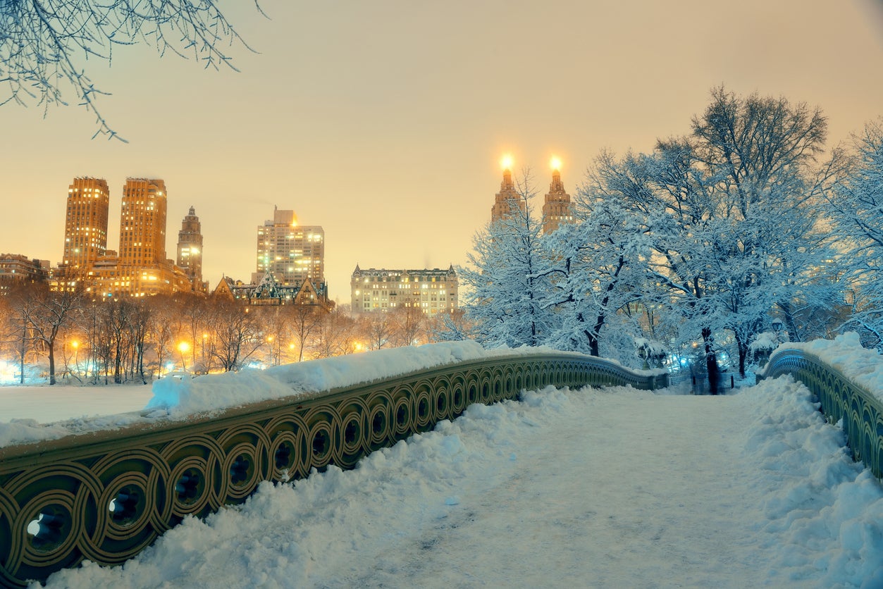 Central Park en Nueva York cubierto de nieve. Parece que el clima estará atípicamente caliente en casi todo EE.UU. durante el periodo festivo