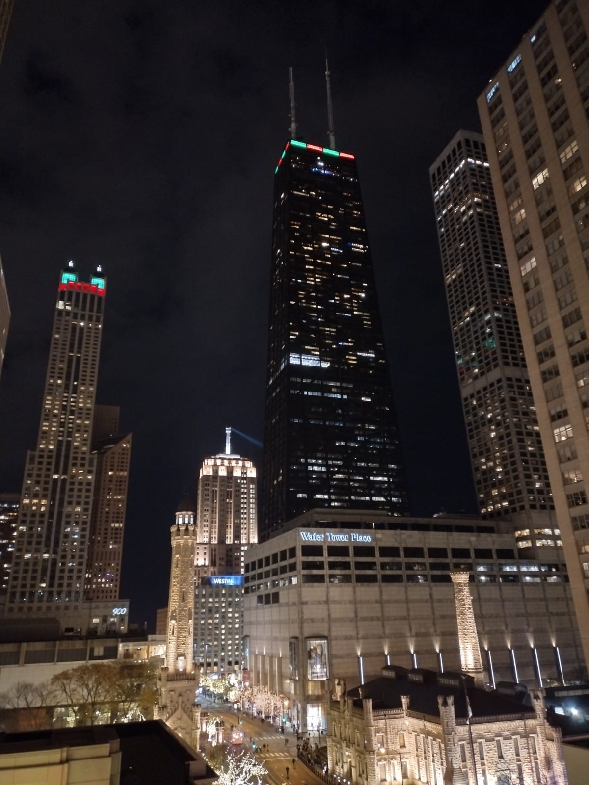 El escenario listo para filmarse de luces navideñas de Chicago es ideal para los cineastas durante la temporada navideña