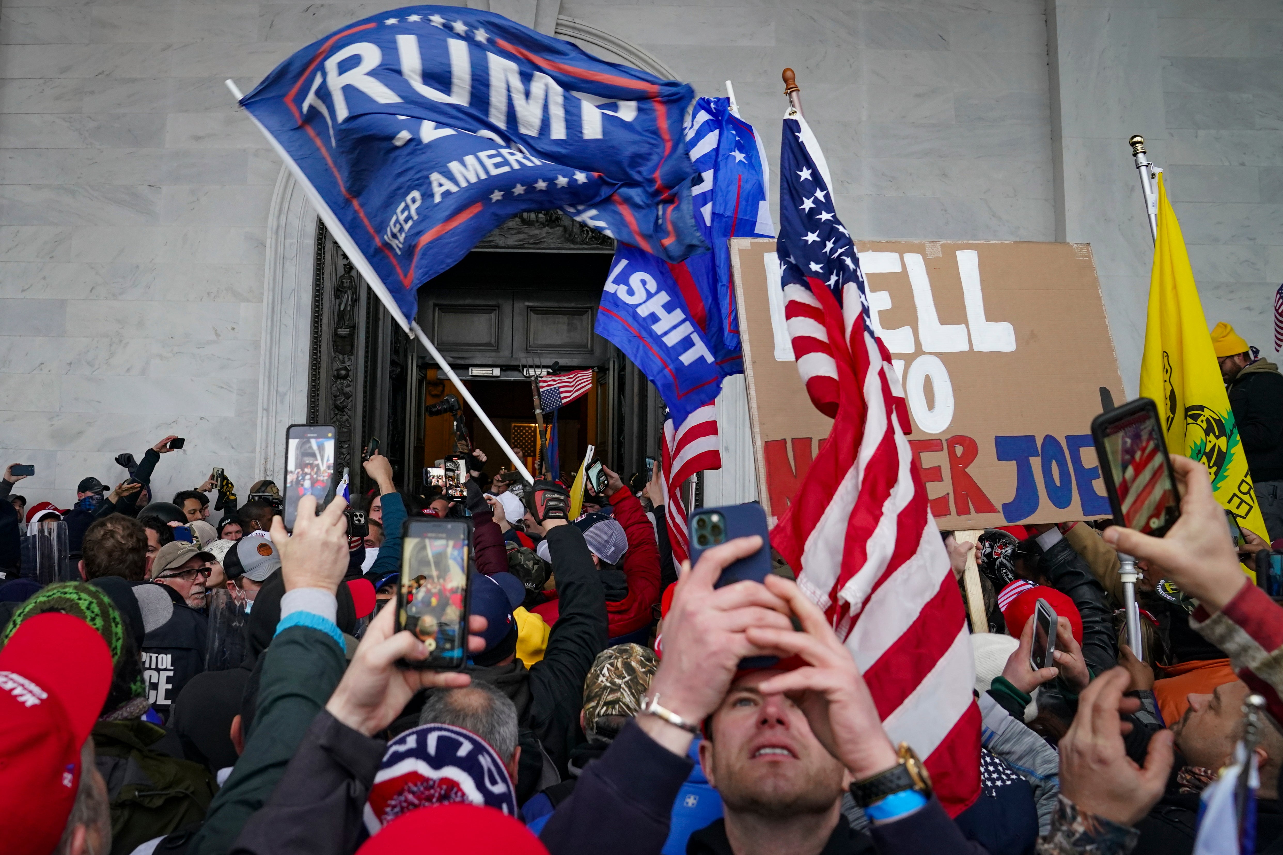 Trump Jr. envió mensajes de texto desesperados a Meadows durante asalto al Capitolio instando a Trump a tomar medidas