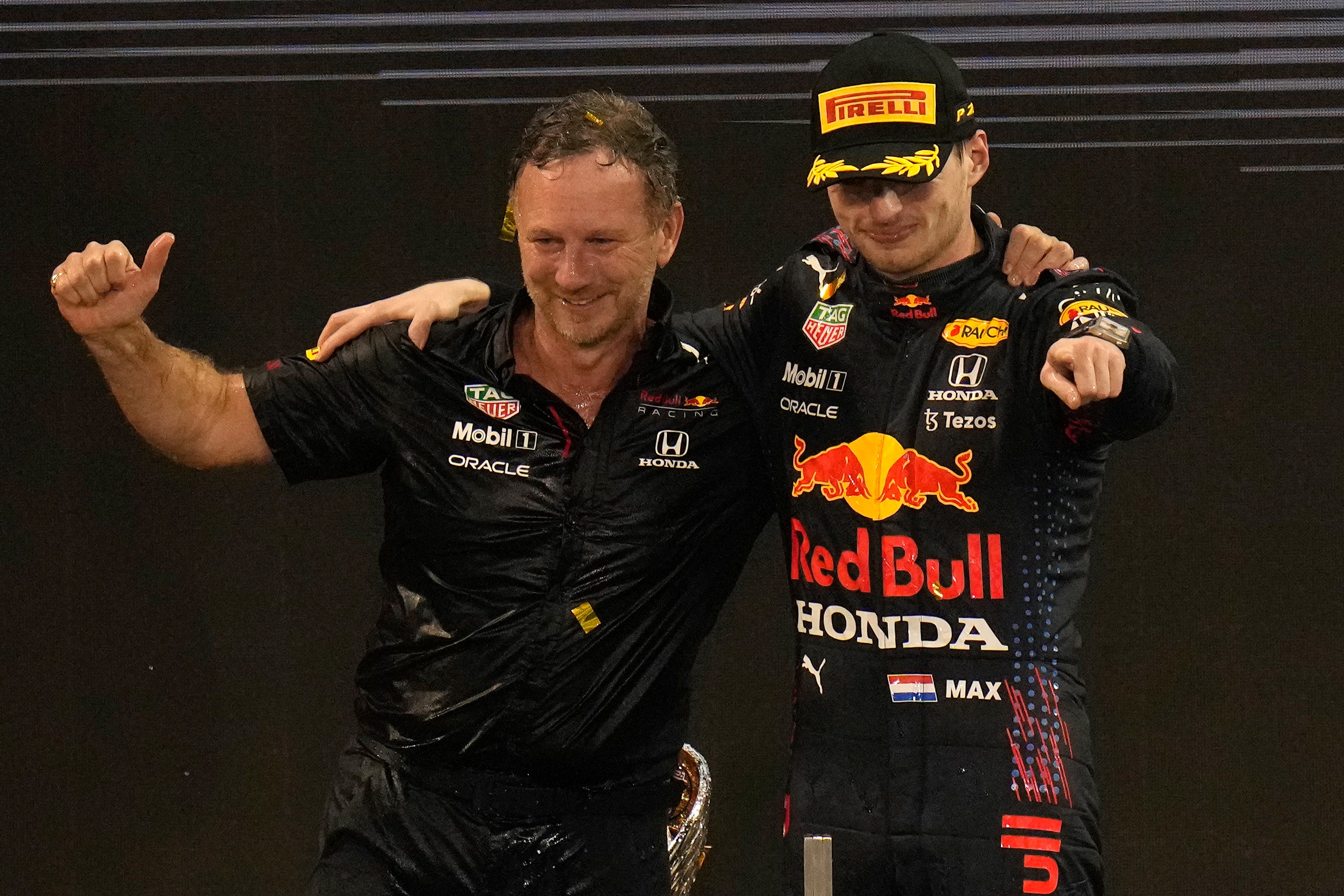 Christian Horner (izquierda) celebra con Max Verstappen